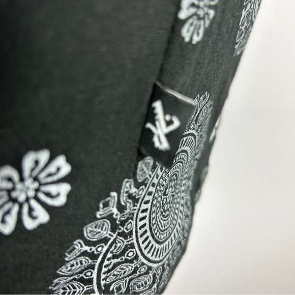 Leopards & Roses Mandala 3/4 Sleeves Black White Tunic Top Small - Picture 11 of 15